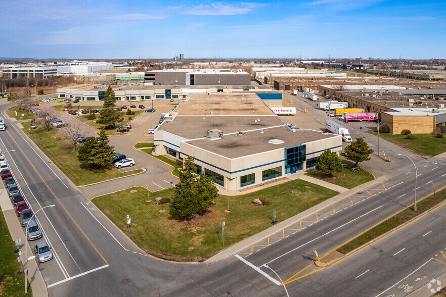 More Photos Of 4575 Boul Poirier, Montréal Warehouse For Lease