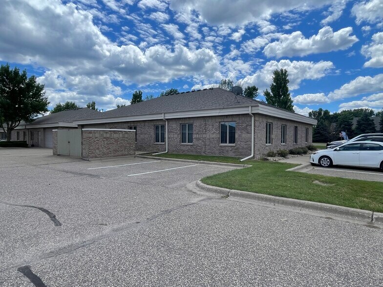 More Photos Of 1881 NW Station Parkway, Andover Office Residential For Lease
