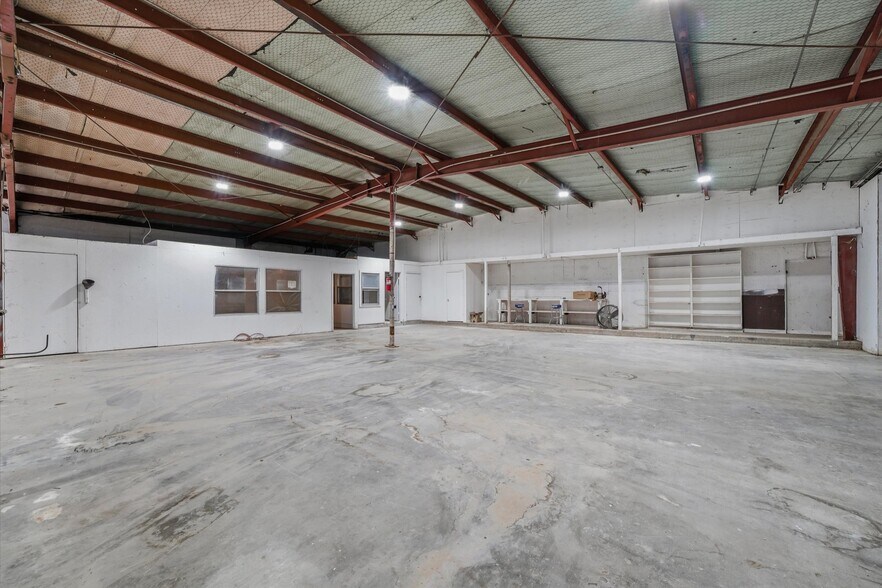 More Photos Of 9474 US-175, Kemp Flex For Sale