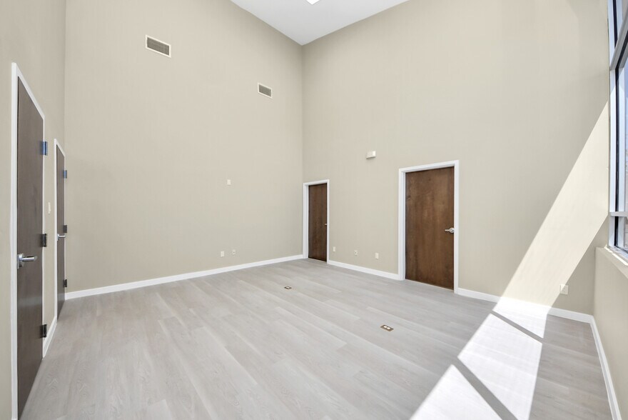 More Photos Of 1563 Live Oak St, Webster Office For Sale