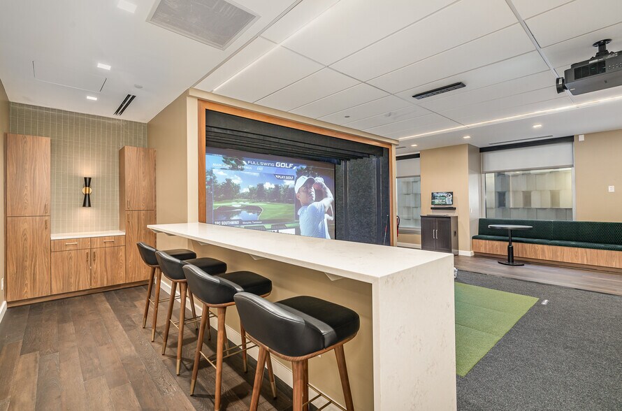 More Photos Of 121 W Trade St, Charlotte Office For Lease