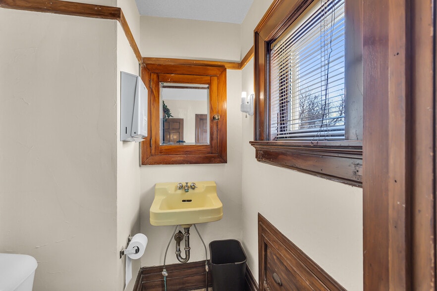 More Photos Of 601 S Jackson St, Jackson Office For Sale