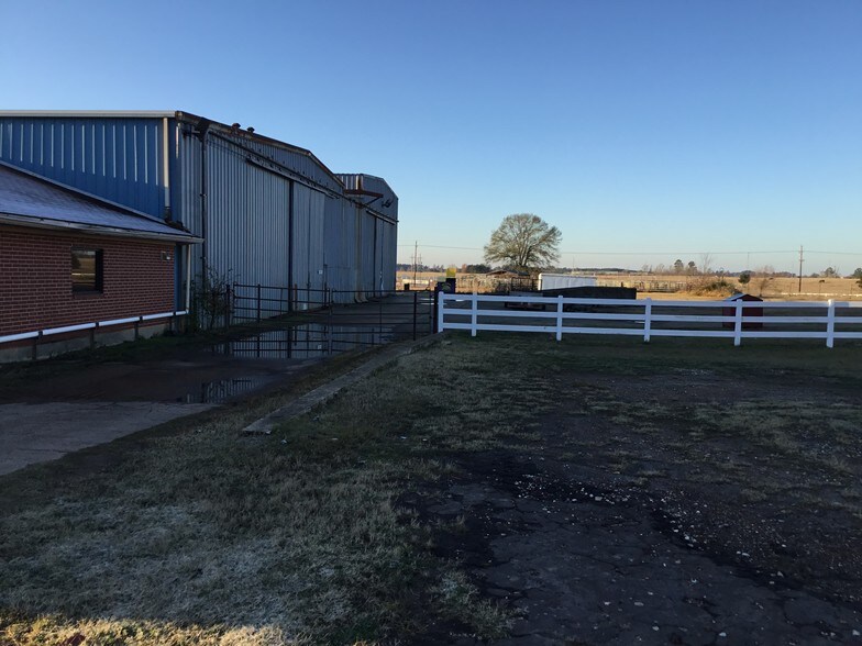 More Photos Of 1462 FM 2199, Marshall Warehouse For Lease