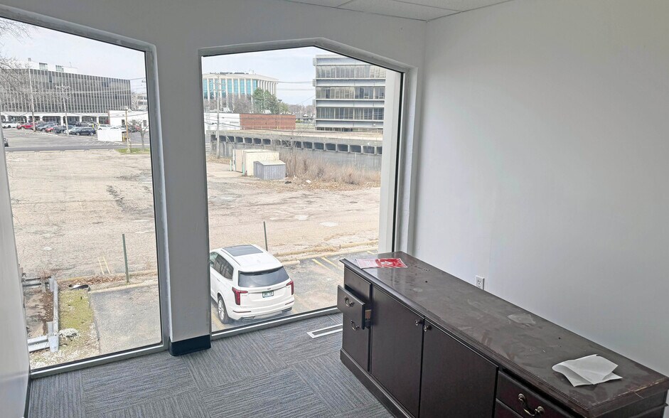 More Photos Of 24450 Evergreen Rd, Southfield Office For Sale