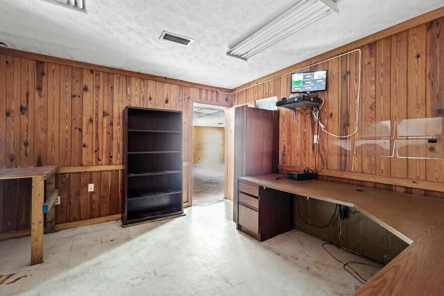 More Photos Of 15928 County Road 108, Hilliard Service For Sale