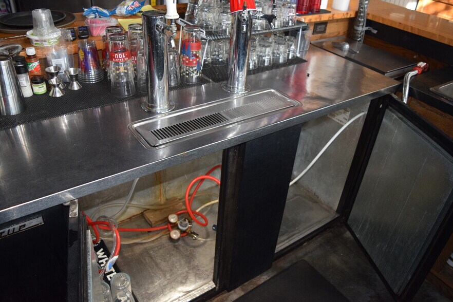 More Photos Of 26192 NE Neosho Rd, Garnett Restaurant For Lease