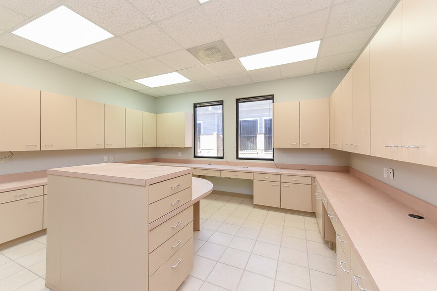 More Photos Of 5751 Blythewood St, Houston Unknown For Lease