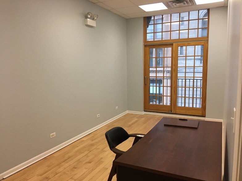 More Photos Of 327 S Plymouth Ct, Chicago General Retail For Lease