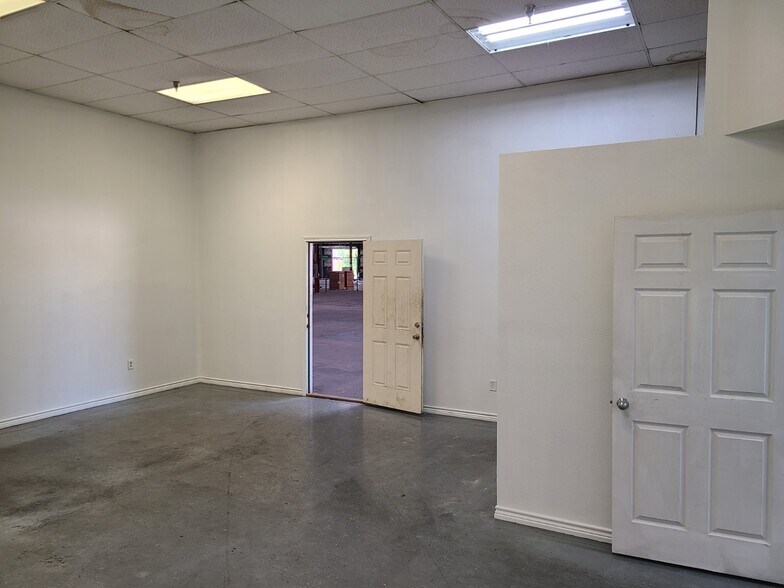 More Photos Of 12011 Laney Rd, Tyler Manufacturing For Lease