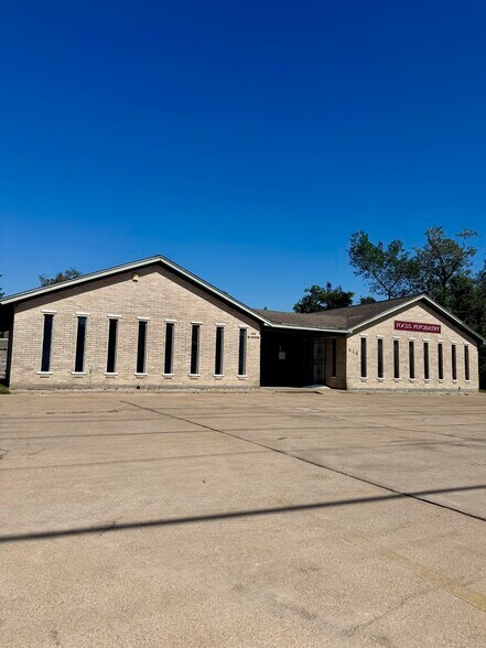 Primary Photo Of 414 W House St, Alvin Medical For Lease