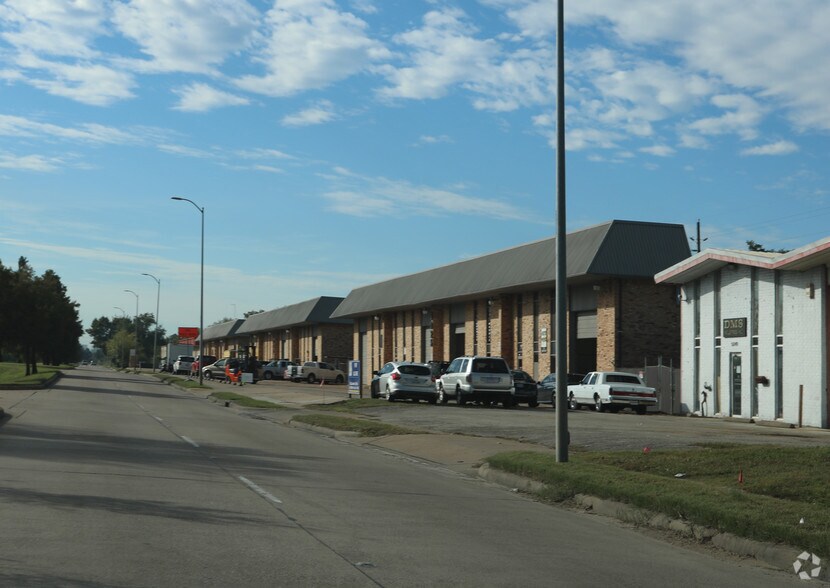 More Photos Of 5005 Gessner Dr, Houston Warehouse For Lease