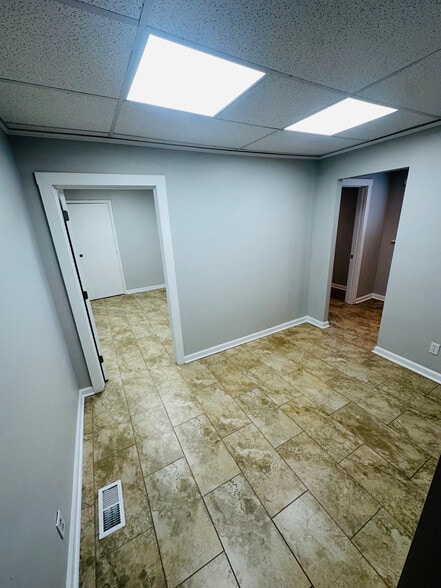 More Photos Of 5857 Kellogg Ave, Cincinnati Office For Lease