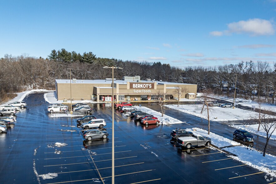 More Photos Of 690 W State St, Burlington Supermarket For Sale