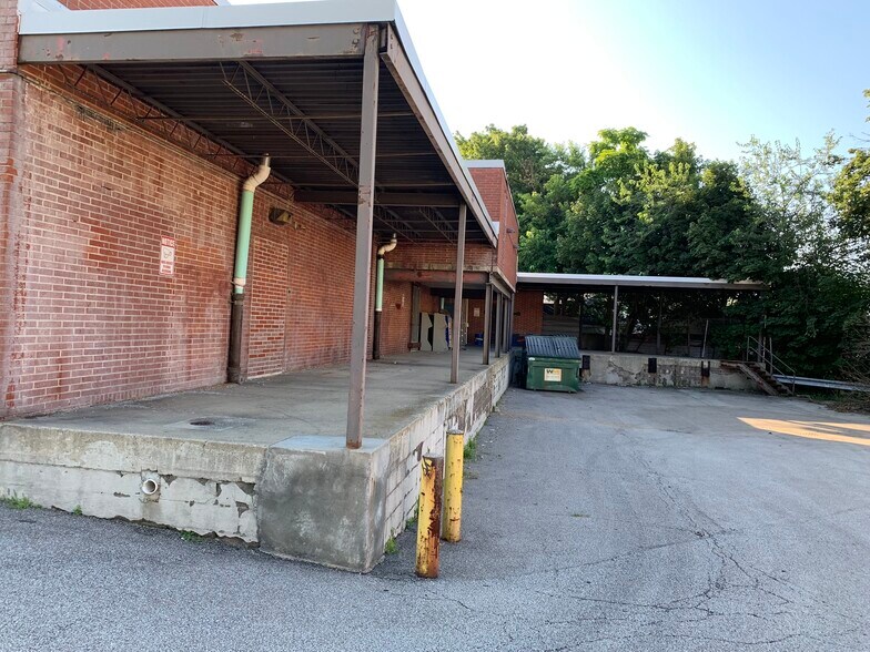 More Photos Of 2323 Broadview Rd, Cleveland Drugstore For Lease