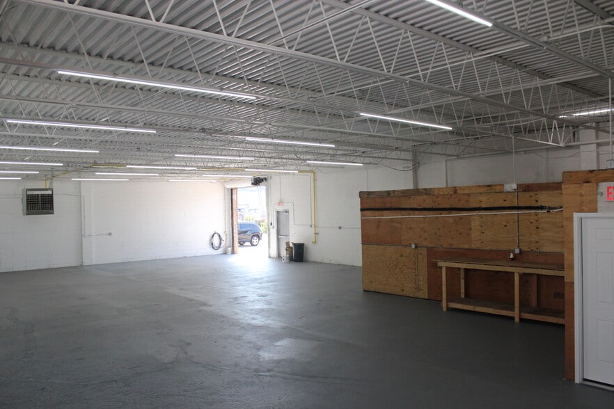More Photos Of 172 Cabot St, West Babylon Warehouse For Lease