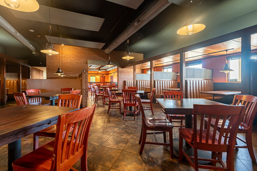 More Photos Of 2700 17th St, Marion General Retail For Sale