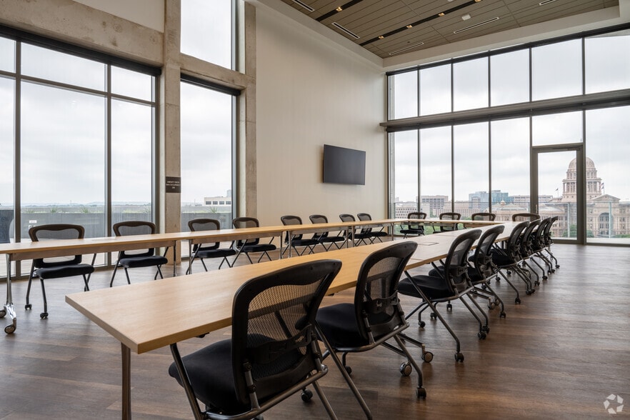 More Photos Of 203 W 10th St, Austin Office For Lease