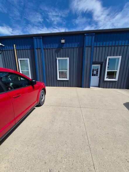 More Photos Of 260 Centre St, Petrolia Warehouse For Lease