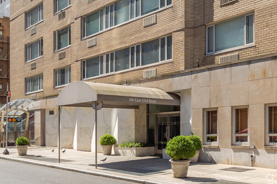 More Photos Of 1062 3rd Ave, New York Apartments For Lease