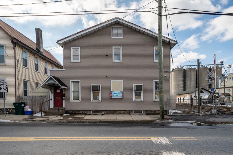 More Photos Of 102 S Richmond St, Fleetwood Warehouse For Sale