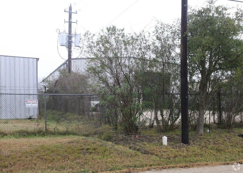 More Photos Of 11903 N Garden St, Houston Warehouse For Lease