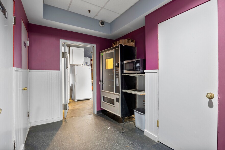 More Photos Of 1118 Broadway, Albany Bar For Sale