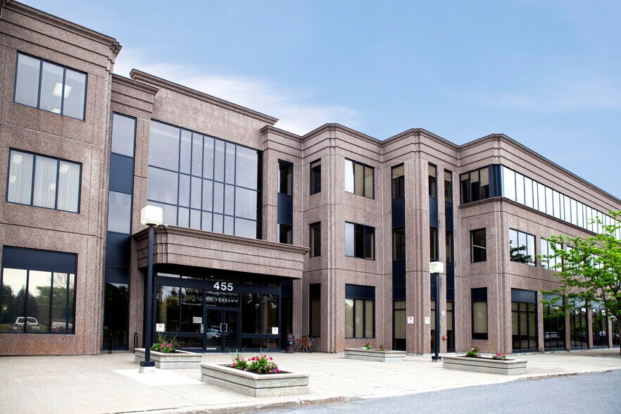 More Photos Of 455 Boul Fénelon, Dorval Medical For Lease