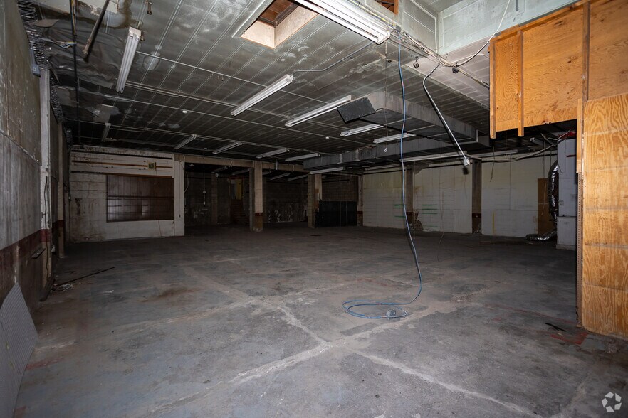 More Photos Of 113 Gold Ave, Grants Light Manufacturing For Sale