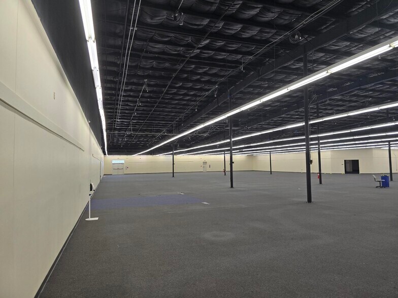 More Photos Of 800 Calcasieu Rd, Iowa Distribution For Lease