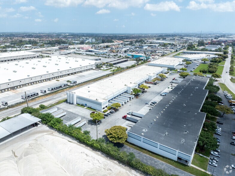 More Photos Of 11825 NW 100th Rd, Medley Warehouse For Lease