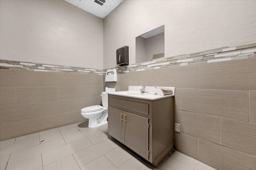 More Photos Of 1027 W Murray Ave, Visalia Service For Sale