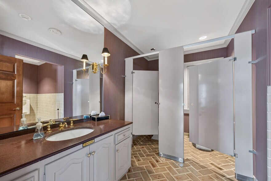 More Photos Of 1461 Highway EE, Winfield Specialty For Sale