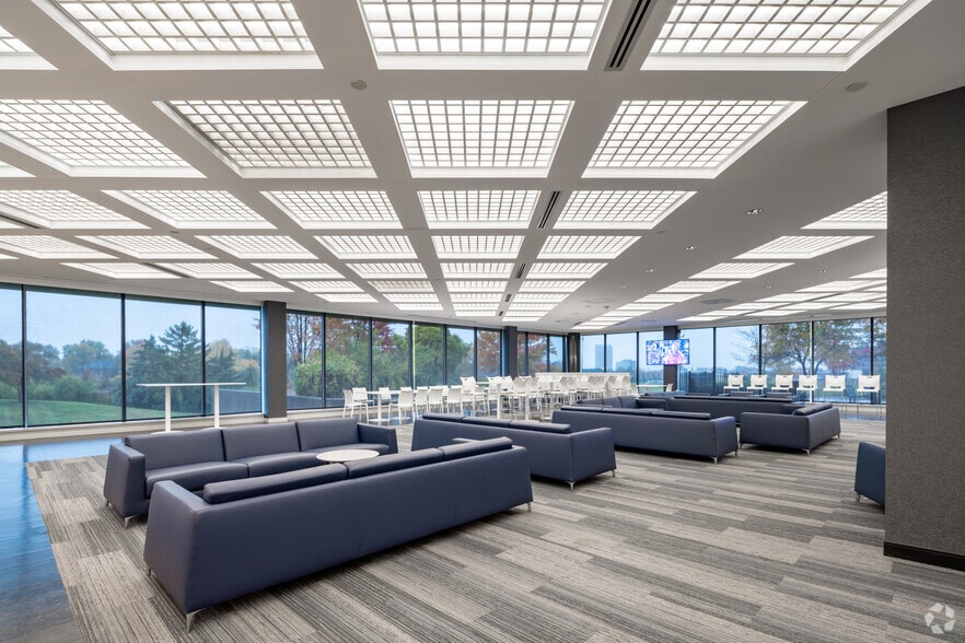 More Photos Of 2600 W Big Beaver Rd, Troy Office For Lease