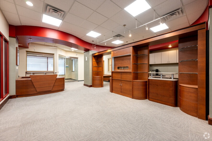 More Photos Of 1106 Meridian St, Anderson Office For Lease