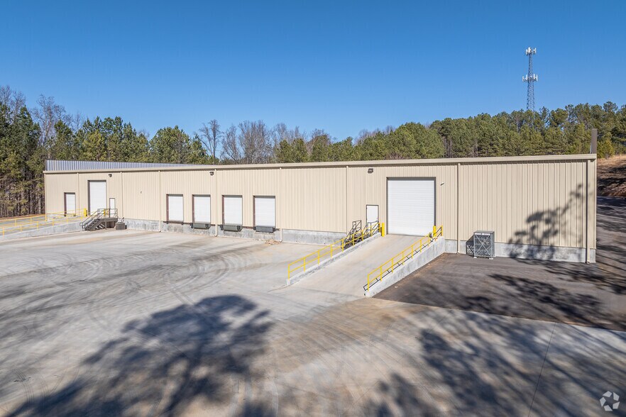 More Photos Of 1325 Calvary Creek Pky SW, Gainesville Showroom For Lease
