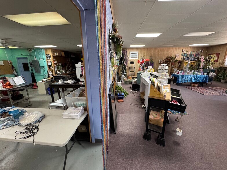 More Photos Of 706 N Perry St, Palestine General Retail For Sale