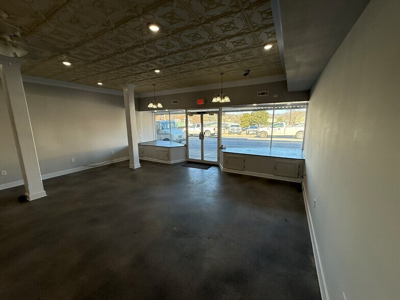 More Photos Of 221 W Main St, Woodbury General Retail For Sale
