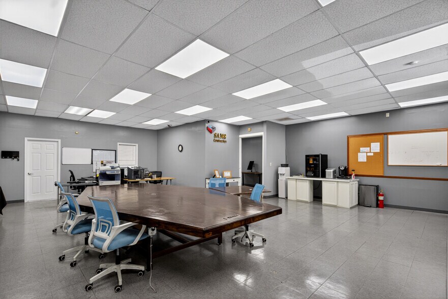 More Photos Of 211 Whitesville St, Lagrange Showroom For Sale