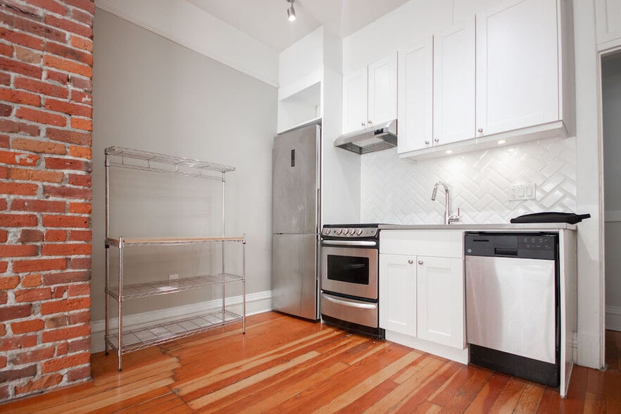 More Photos Of 1033 Granville St, Vancouver Apartments For Sale
