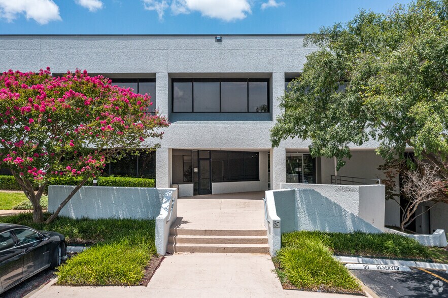 More Photos Of 1333 Corporate Dr, Irving Loft Creative Space For Lease