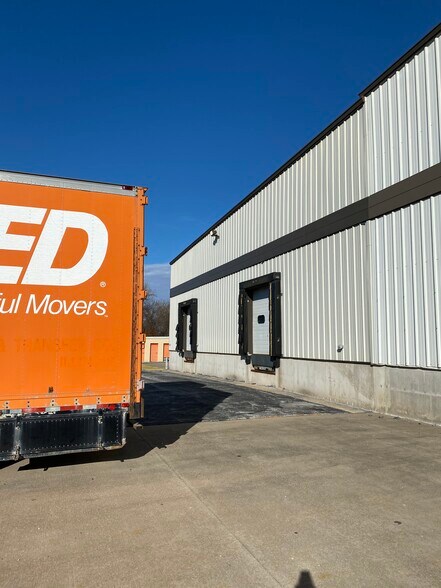 More Photos Of 2925 Wismann Ln, Quincy Service For Lease