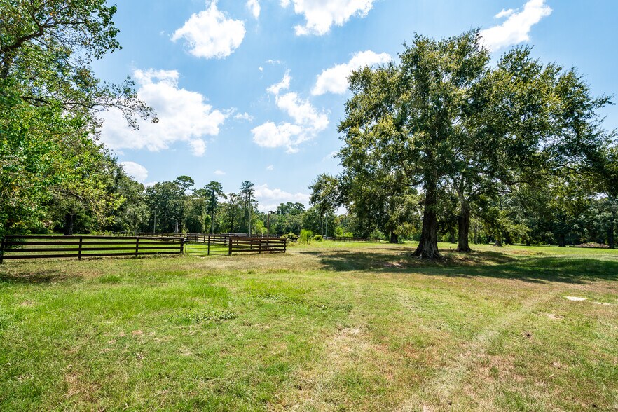 More Photos Of 16410 FM 1485 Rd, Conroe Veterinarian Kennel For Sale