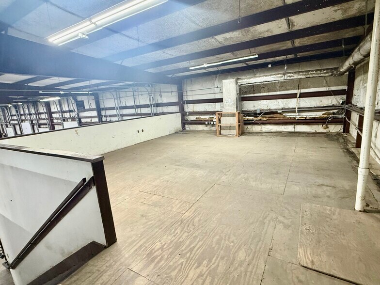 More Photos Of 7871 Schillinger Park, Mobile Warehouse For Sale