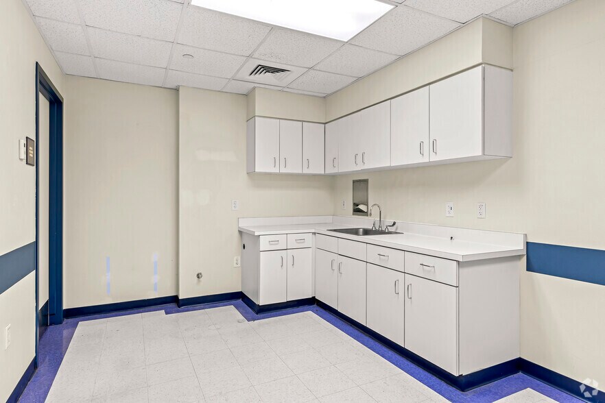More Photos Of 1600 Central Dr, Bedford Medical For Lease