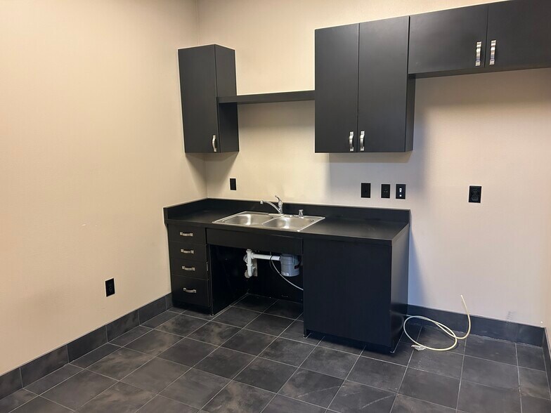 More Photos Of 50 S Stephanie St, Henderson Office For Lease