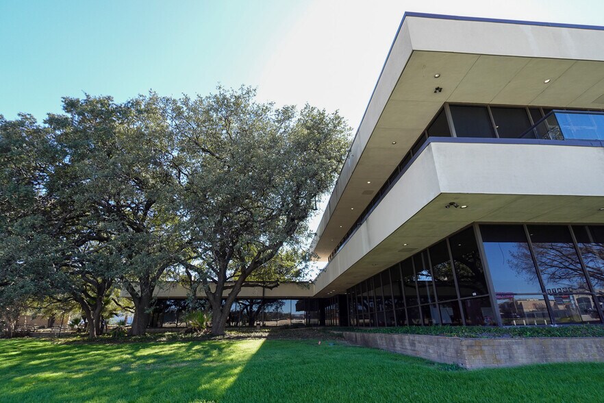More Photos Of 6224 W Interstate 10, San Antonio Office For Sale
