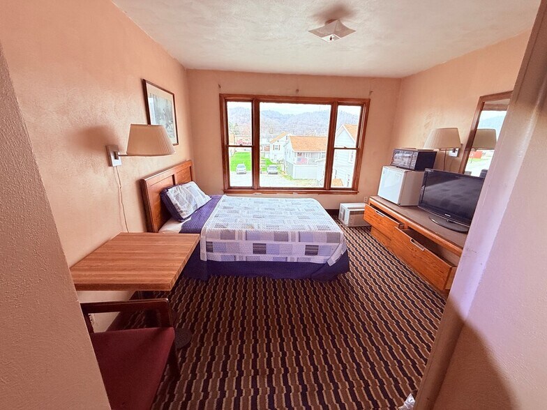 More Photos Of 834 3rd St, New Martinsville Hotel For Sale