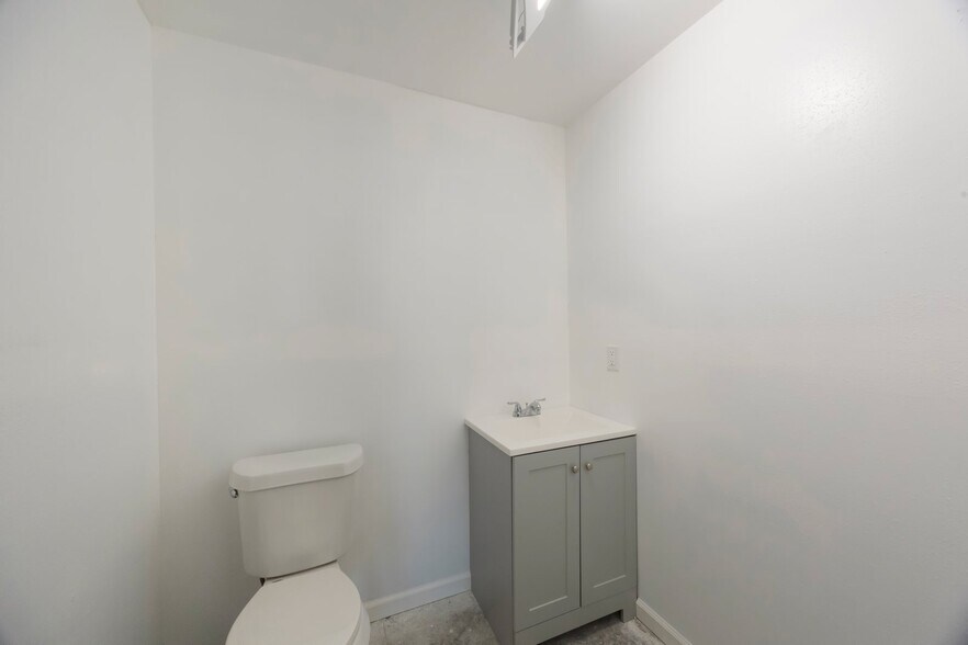 More Photos Of 9161 131st Pl N, Largo Warehouse For Lease