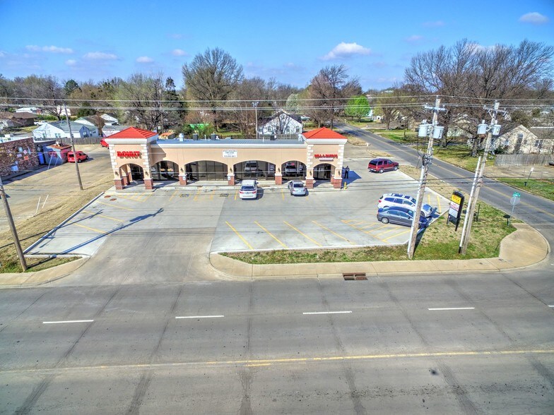 More Photos Of 407 N York St, Muskogee Freestanding For Lease