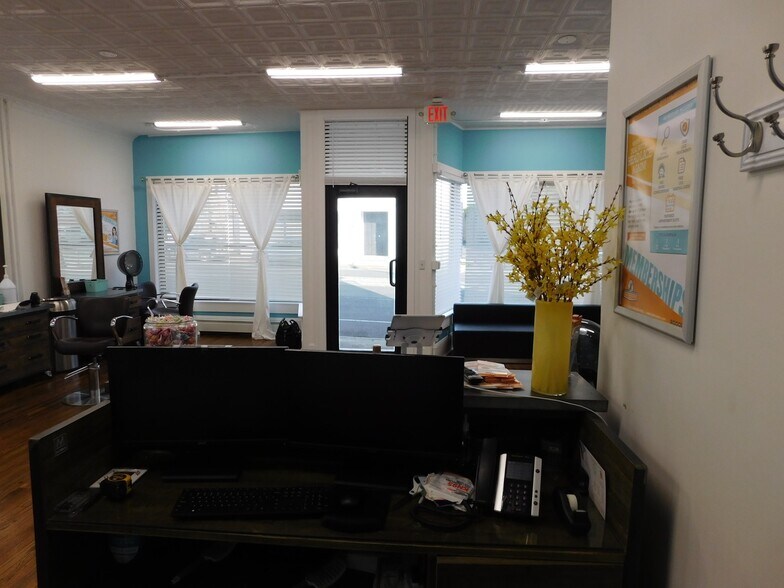 More Photos Of 52 Cedar Swamp Rd, Glen Cove Storefront Retail Residential For Lease